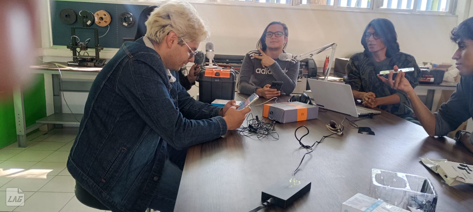 Una invitada al podcast, con el equipo montado en la mesa